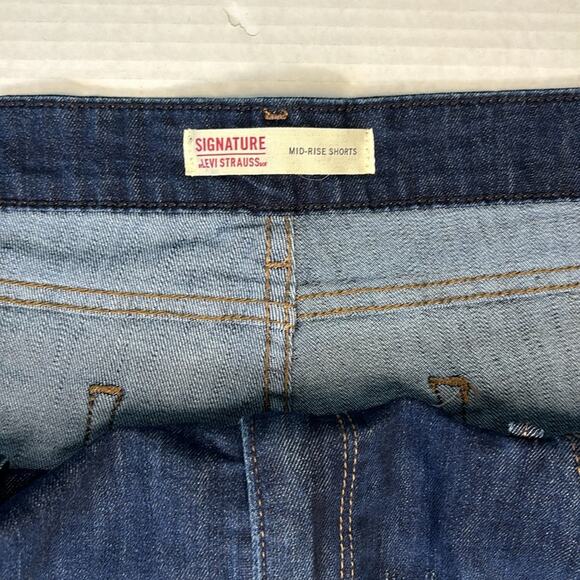 Levi’s Signature Mid Rise Denim Shorts Women's Size 18 - Picture 5 of 9